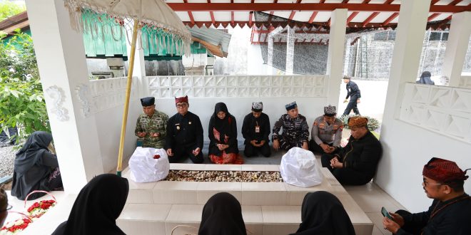 Jaga Tradisi, Lanjutkan Estafet: Bupati Ipuk Ziarah ke Makam Pendahulu di Hari Jadi Banyuwangi ke-254