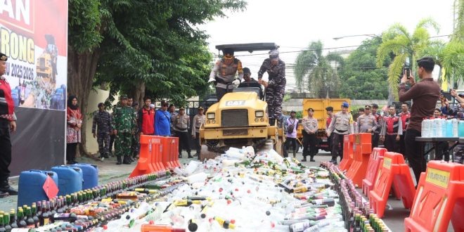 Polresta Banyuwangi Musnahkan Ribuan Botol Miras dan Knalpot Brong Jelang Nataru
