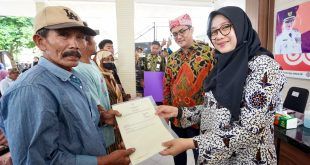 Beri Kepastian Hukum, Bupati Ipuk Serahkan 186 Sertifikat Tanah Nelayan Banyuwangi