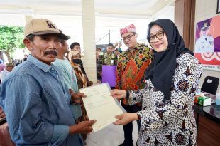 Beri Kepastian Hukum, Bupati Ipuk Serahkan 186 Sertifikat Tanah Nelayan Banyuwangi