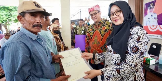 Beri Kepastian Hukum, Bupati Ipuk Serahkan 186 Sertifikat Tanah Nelayan Banyuwangi