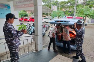 Nelayan Meninggal Saat Kuras Kapal di Pelabuhan Muncar, TNI AL Lakukan Evakuasi