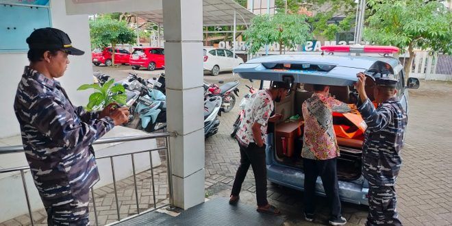 Nelayan Meninggal Saat Kuras Kapal di Pelabuhan Muncar, TNI AL Lakukan Evakuasi