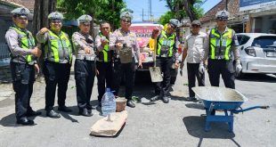 Peduli Keselamatan, Polresta Banyuwangi Laksanakan Tambal Jalan Berlubang