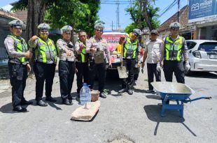 Peduli Keselamatan, Polresta Banyuwangi Laksanakan Tambal Jalan Berlubang