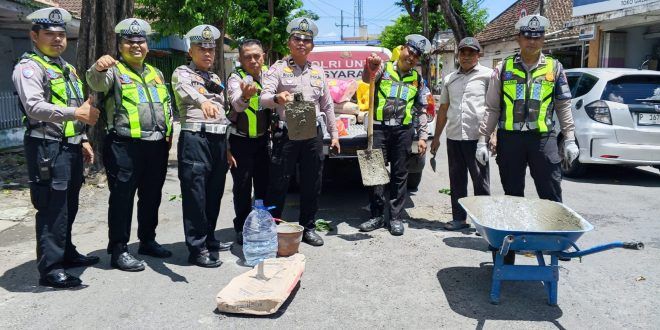 Peduli Keselamatan, Polresta Banyuwangi Laksanakan Tambal Jalan Berlubang