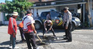 Polisi dan Warga Kolaborasi Tambal Sulam Jalan Desa Singojuruh