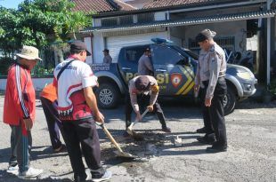 Polisi dan Warga Kolaborasi Tambal Sulam Jalan Desa Singojuruh