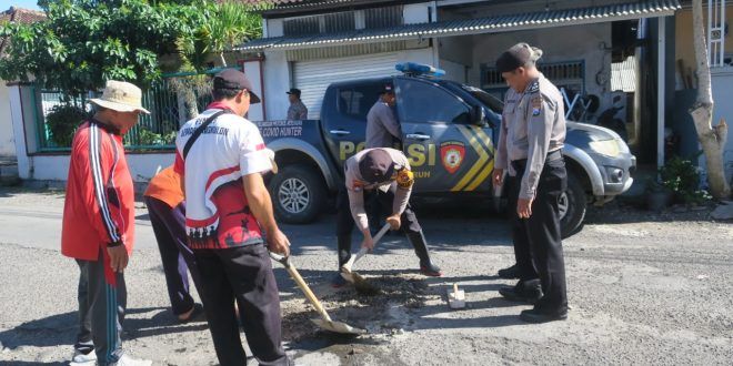 Polisi dan Warga Kolaborasi Tambal Sulam Jalan Desa Singojuruh