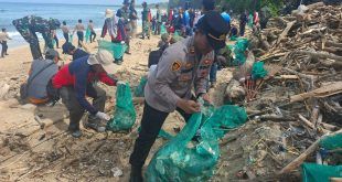 TNI Polri dan Warga Bersihkan Pantai Pancur, Implementasi Arahan Presiden untuk Lingkungan ASRI