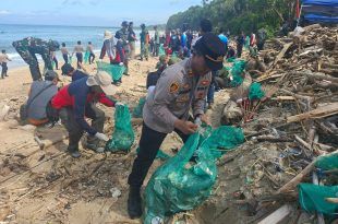 TNI Polri dan Warga Bersihkan Pantai Pancur, Implementasi Arahan Presiden untuk Lingkungan ASRI