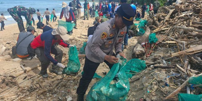 TNI Polri dan Warga Bersihkan Pantai Pancur, Implementasi Arahan Presiden untuk Lingkungan ASRI