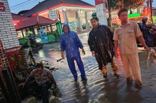 Jalan Tergenang Usai Hujan Deras, Polisi dan Warga Bersama Jaga Kelancaran Glenmore