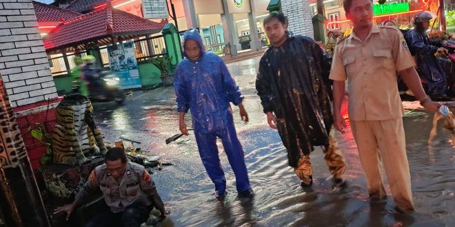 Jalan Tergenang Usai Hujan Deras, Polisi dan Warga Bersama Jaga Kelancaran Glenmore