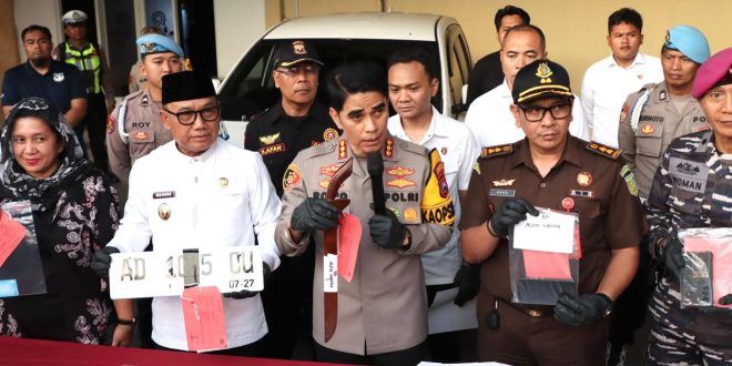 Jelang Lebaran, Polresta Banyuwangi Musnahkan Ribuan Liter Miras dan Puluhan Knalpot Brong