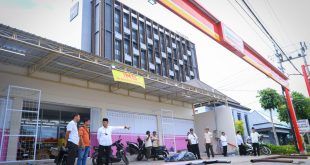 Satpol PP Banyuwangi Segel Toko Swalayan Binhasy Mart di Kabat, Akses Masuk Dibarikade