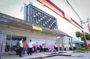 Satpol PP Banyuwangi Segel Toko Swalayan Binhasy Mart di Kabat, Akses Masuk Dibarikade