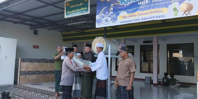 Satbinmas Polresta Banyuwangi Gelar Jumat Ramadan Berkah, Salurkan Karpet dan Al-Qur’an di Mushola Baitussolihin