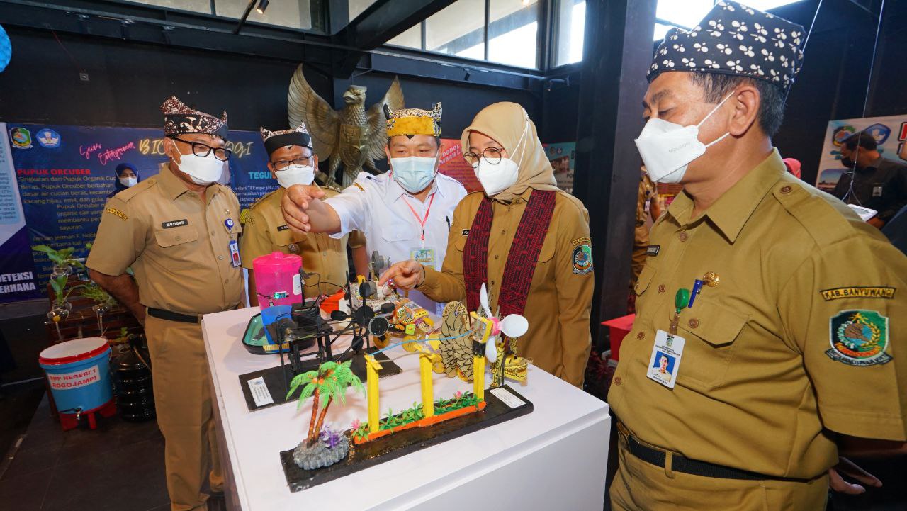 Bupati Banyuwangi Ipuk Fiestiandani saat hadir di Festival Science Entrepreneur. (Foto. Fareh Hariyanto - RBT)