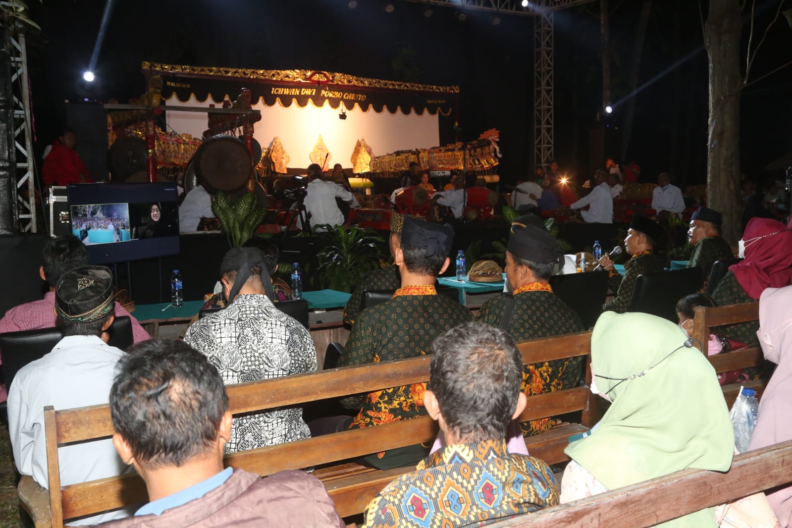 Pagelaran Wayang di dekat Pasar Wisata Jatian, Desa Kalipait, Kecamatan Tegaldlimo Kabupaten Banyuwangi. (Foto. Pemkab Banyuwangi)