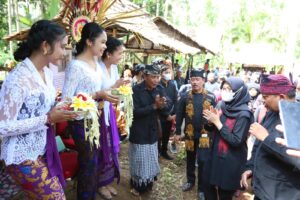 Bupati Banyuwangi Ipuk Fiestiandani dan Wakil Bupati Sugirah hadir bareng dalam Festival Ngopi Kebangsaan di Desa Bulusari, Kecamatan Kalipuro, Kabupaten Banyuwangi. (Foto Fareh Hariyanto)