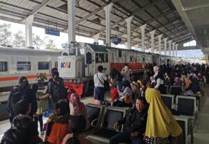 Penumpang yang memadati ruang tunggu stasiun untuk mengunakan kereta api menuju ke berbagai daerah di Jawa Timur. (Foto. Humas PT KAI)
