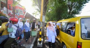 Bupati Ipuk Fiestiandani saat mengecek program angkutan pelajar gratis. (Foto. Istimewa)