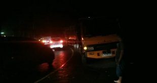 Truk Muat Kayu Mengalami Kendala saat melintas di Jalur Gumitir malam hari ini. (Foto. Wiji Hariyanto)