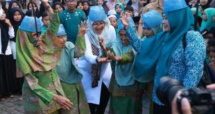 Bupati Banyuwangi, Ipuk Fiestiandani saat mengikuti lomba bersama warga di Desa Labanasem, Kecamatan Kabat. (Foto. Istimewa)