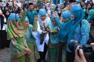 Bupati Banyuwangi, Ipuk Fiestiandani saat mengikuti lomba bersama warga di Desa Labanasem, Kecamatan Kabat. (Foto. Istimewa)