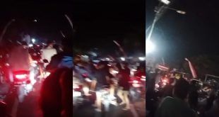 Kepadatan kendaraan di Akses Jalan Raya Pakusari imbas Persiapan Karnaval di Desa Kradenan esok hari. (Foto. Novi dan Fajar)