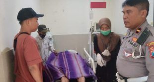 Korban insiden kecelakaan di sekitaran wilayah Kedungringin Muncar di bawa ke rumah sakit oleh petugas. (Foto. Istimewa)