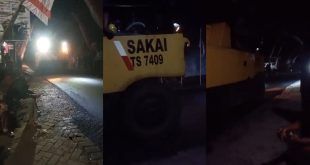 Proses pengaspalan jalan di Dusun Polean, Desa Tamansari, Kecamatan Tegalsari malam ini. (Foto. Vania Ardiani)