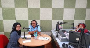dr. Ghaby Sukma Ilhami, dokter umum di RSU Bhakti Husada Krikilan Glenmore saat mengudara di FM 95,6 BINTANG TENGGARA. (Foto. Istimewa)