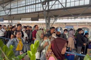 Antrian penumpang di Stasiun Pasar Senen Jakarta saat Momen Long Weekend Maulid Nabi. (Foto. Dokumentasi PT KAI)