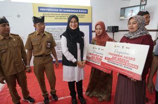 Bupati Ipuk Menyalurkan Bantuan Infrastruktur Air Bersih Gratis untuk Ratusan Warga di Kecamatan Genteng. (Foto. Istimewa)