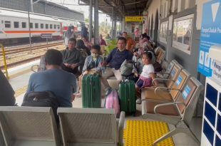 Para penumpang yang memanfaatkan perjalanan di momen libur panjang maulid nabi dengan Kereta Api. (Foto. Istimewa)