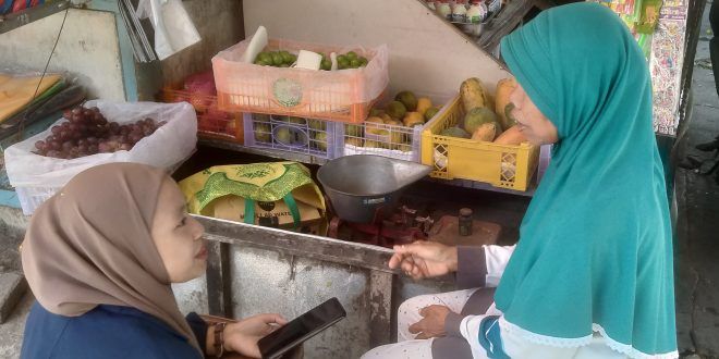 Sutiah, Pedangang Pasar Jajag yang hingga kini masih bertahan meski sepi pembeli. (Foto. Annisa Hakim)