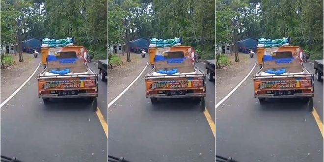 Truk gandeng di jalur gumitir yang mengalami kendala hingga menyebabkan kemacetan. (Foto. Ahmad Arif)