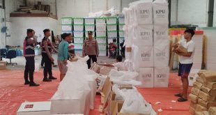 Kapolsek Kabat, AKP Kusmin saat melakukan patroli di Gudang Logistik KPU Banyuwangi. (Foto. Istimewa)