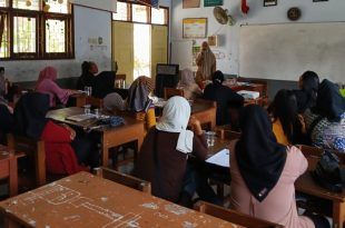 Peringatan HKN ke-60 dengan memberikan edukasi kepada ibu-ibu yang hadir di Posyandu mengenai pentingnya asupan gizi yang seimbang. (Foto. Istimewa)