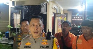 Kombes Pol Rama Samtama Putra, Kapolresta Banyuwangi saat datang di Mapolsek Tegaldlimo ketika olah TKP kasus penganiayaan di Desa Kedunggebang. (Foto. Istimewa)