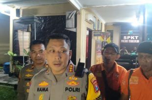 Kombes Pol Rama Samtama Putra, Kapolresta Banyuwangi saat datang di Mapolsek Tegaldlimo ketika olah TKP kasus penganiayaan di Desa Kedunggebang. (Foto. Istimewa)