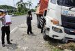 Petugas dari Unit Laka Satlantas Polresta Banyuwangi saat Olah TKP Kecelakaan di Jalan Raya Jember masuk Desa Kedayunan, Kecamatan Kabat. (Foto. Istimewa)