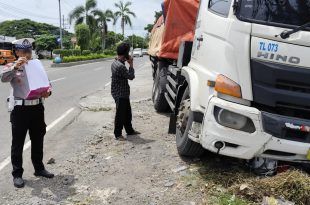 Petugas dari Unit Laka Satlantas Polresta Banyuwangi saat Olah TKP Kecelakaan di Jalan Raya Jember masuk Desa Kedayunan, Kecamatan Kabat. (Foto. Istimewa)