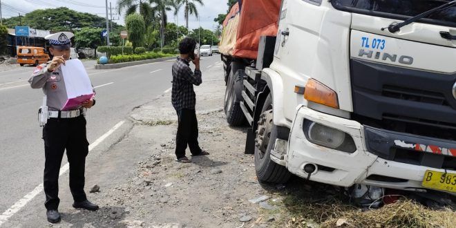 Truk Trailer Muat Semen Meluncur dan Hantam Sepeda Motor di Kedayunan, Kecamatan Kabat, Sopir Diduga Lupa Tarik Rem Tangan