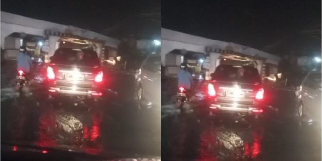 Banjir merendam jalan raya sekitar Jembatan Viaduk Gempol, Kabupaten Pasuruan, pada Minggu 19 Januari 2025 malam. (Foto. Ahmad Junaidi)