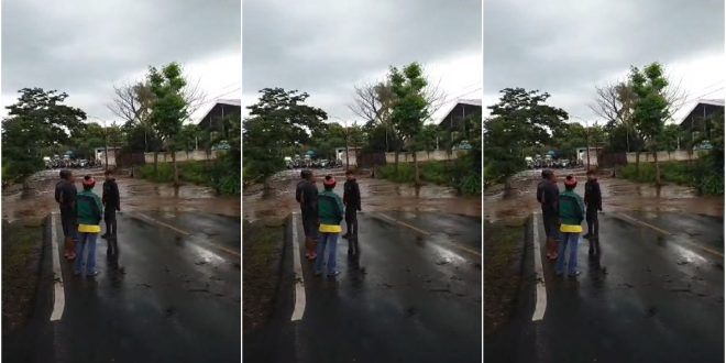 Banjir Menggenangi Jalan Raya Nasional di Desa Bangsring, Kecamatan Wongsorejo, Lalu Lintas Sempat Lumpuh Total