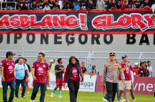 Bupati Banyuwangi, Ipuk Fiestiandani setelah menonton Laga ketiga Grup A Liga 4 PSSI Kopi Kapal Api Jawa Timur yang digelar di Stadion Diponegoro. (Foto. Istimewa)