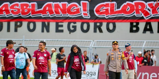 Bupati Banyuwangi, Ipuk Fiestiandani setelah menonton Laga ketiga Grup A Liga 4 PSSI Kopi Kapal Api Jawa Timur yang digelar di Stadion Diponegoro. (Foto. Istimewa)